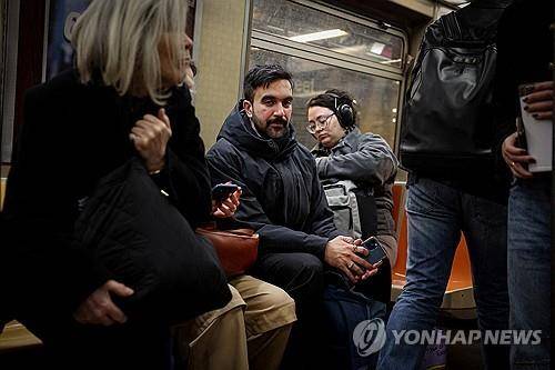 뉴욕시 지하철의 맘다니 후보 [로이터 연합뉴스 자료사진. 재판매 및 DB 금지]