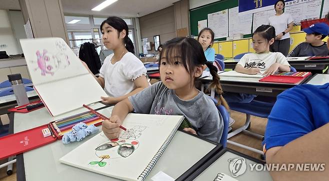 만화·애니메이션 배우는 애월초 학생들 [촬영 김호천]