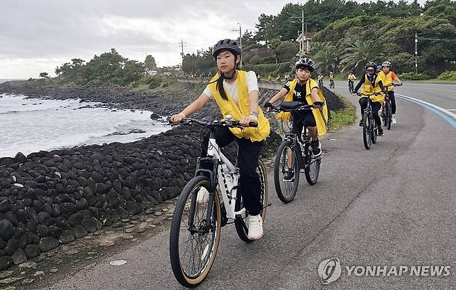자전거로 제주도 일주 도전활동 하는 애월초 학생들 [애월초 제공]