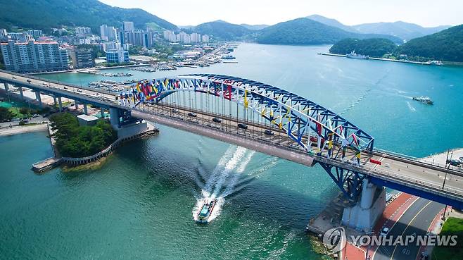 풍어제 디자인이 반쯤 그려진 통영대교 [경남 통영시 제공. 재판매 및 DB 금지]