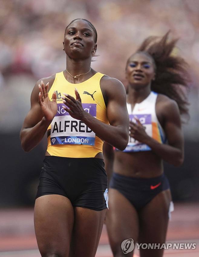 앨프리드, 런던 다이아몬드리그 여자 200ｍ 우승 (런던 AP=연합뉴스) 앨프리드(왼쪽)가 19일(현지시간) 영국 런던에서 열린 2025 세계육상연맹 런던 다이아몬드리그 여자 200ｍ에서 우승한 뒤 손뼉을 치고 있다.