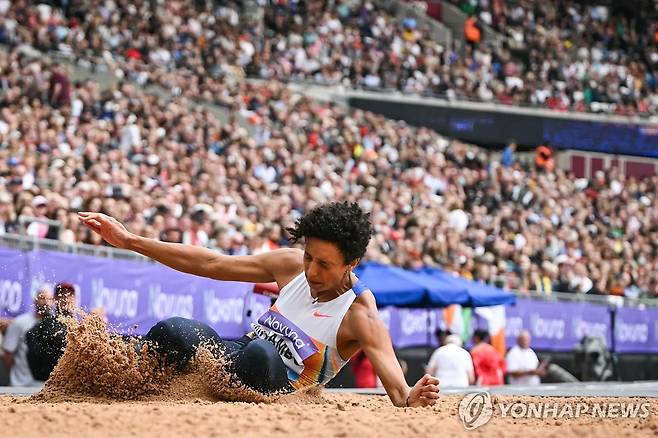 미함보의 도약 (런던 AFP=연합뉴스) 미함보가 19일(현지시간) 영국 런던에서 열린 2025 세계육상연맹 런던 다이아몬드리그 여자 멀리뛰기 경기를 치르고 있다.