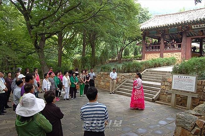 황해북도 정방산유원지 (서울=연합뉴스) 재일본조선인총연합회 기관지 조선신보는 20일 '정방산을 찾는 관광객들의 희열' 기사에서 자사 기자가 북한 관광업체인 모란봉관광사의 손님들과 동행해 정방산유원지를 여행한 취재기를 실었다. 매체는 정방산성과 성불사 등 관광 포인트를 상세히 소개했다. 2025.7.20 [조선신보]