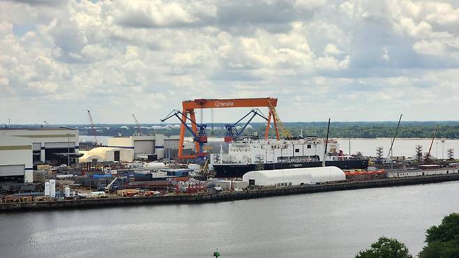 미국 필라델피아의 한화 필리조선소 전경 (필라델피아=연합뉴스) 박성민 특파원 = 지난 16일(현지시간) 미국 펜실베이니아주 필라델피아에 위치한 한화 필리조선소의 전경. 한화의 상징색인 주황색 바탕에 영문으로 'Hanhwa'라고 쓰인 660t급 초대형 골리앗 크레인이 보인다. 2025.7.16. min22@yna.co.kr