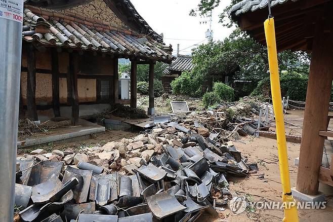 집중호우에 무너진 담벼락 [촬영 박정헌]