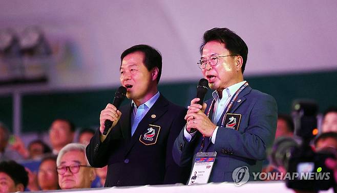 지난 8일 양진방 대한태권도협회장(왼쪽)과 육동한 춘천시장의  개막선언 [연합뉴스 자료사진]