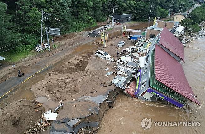 무너진 편의점 (가평=연합뉴스) 이진욱 기자 = 20일 오전 경기 가평군에서 집중호우로 편의점 건물이 무너져 내린 모습.2025.7.20 cityboy@yna.co.kr