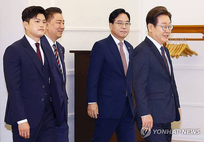 이재명 대통령, 여야 지도부와 오찬 회동 (서울=연합뉴스) 한상균 기자 = 이재명 대통령이 22일 서울 한남동 대통령 관저에서 열린 여야 지도부와의 오찬 회동에서 자리로 향하고 있다. 
    왼쪽부터 국민의힘 김용태 비상대책위원장, 더불어민주당 김병기 당대표 직무대행 겸 원내대표, 국민의힘 송언석 원내대표, 이 대통령. 2025.6.22 xyz@yna.co.kr