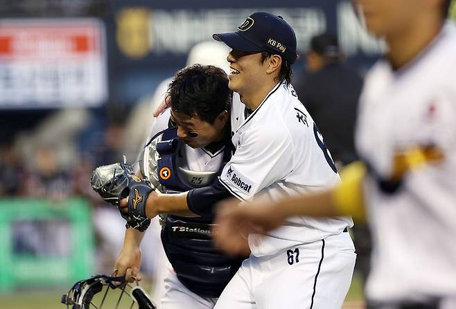 6회를 마치고 양의지를 껴안은 두산 최원준 (서울=연합뉴스) 프로야구 두산 베어스가 선발 최원준의 호투를 앞세워 2연패에서 벗어났다.
    두산은 5일 서울 잠실구장에서 열린 프로야구 2025 신한 SOL 뱅크 KBO리그 kt wiz와 홈경기에서 6-2로 이겼다. 2025.7.5 [두산 베어스 제공. 재판매 및 DB 금지] photo@yna.co.kr