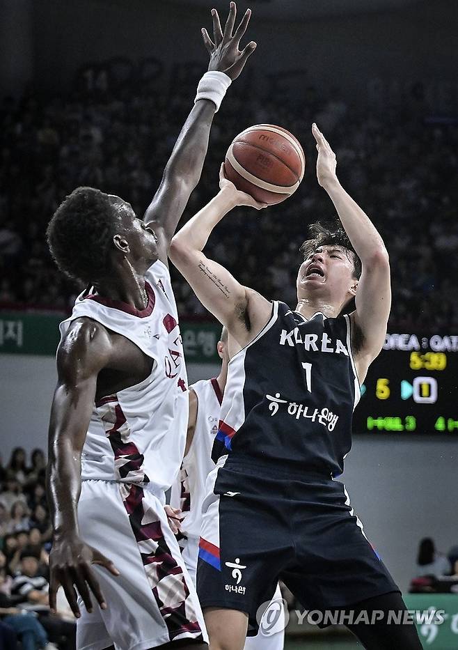 이현중 골밑슛 (서울=연합뉴스) 20일 경기도 안양정관장아레나에서 열린 하나은행 초청 2025 남자농구 국가대표 평가전 카타르와의 경기에서 이현중이 골밑슛을 시도하고 있다. 2025.7.20  [대한민국농구협회 제공, 재판매 및 DB 금지] photo@yna.co.kr