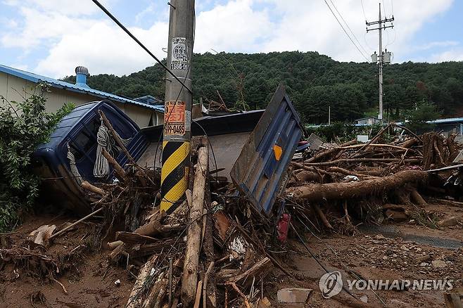 물폭탄에 쓰러진 차량 (가평=연합뉴스) 임병식 기자 = 20일 오후 경기도 가평군 조종면에서 새벽 시간에 쏟아진 폭우로 산사태가 발생해 주택과 차량이 파손되어 있다. 2025.7.20 andphotodo@yna.co.kr