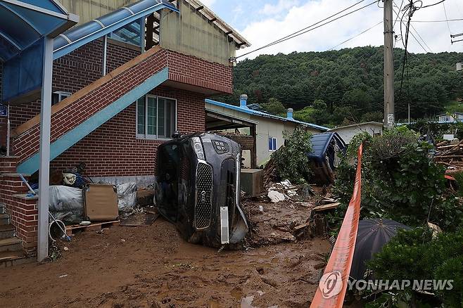 물폭탄에 쓰러진 차량 (가평=연합뉴스) 임병식 기자 = 20일 오후 경기도 가평군 조종면에서 새벽 시간에 쏟아진 폭우로 산사태가 발생해 주택과 차량이 파손되어 있다. 2025.7.20 andphotodo@yna.co.kr