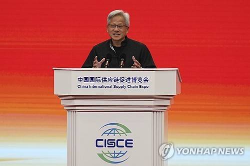 젠슨 황 엔비디아 CEO (베이징 AP=연합뉴스 자료사진) 2025년 7월 16일 베이징에서 열린 제3회 중국 국제공급망 박람회의 개막식에서 연설하는 젠슨 황 엔비디아 CEO.  (AP Photo/Andy Wong) 2025.7.20.