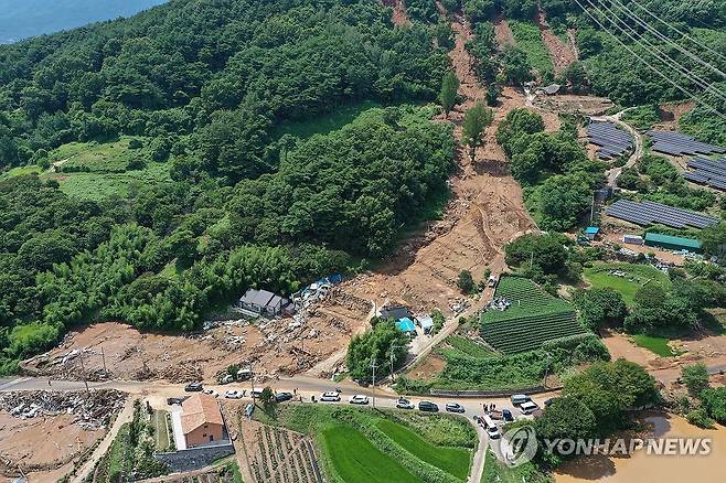 산청군 부리, 광범위한 산사태 피해 (산청=연합뉴스) 김동민 기자 = 20일 오후 경남 산청군 산청읍 부리 내부마을이 전날 내린 폭우와 산사태로 파괴돼 원래 형태를 알아볼 수 없을 정도다. 2025.7.20 image@yna.co.kr