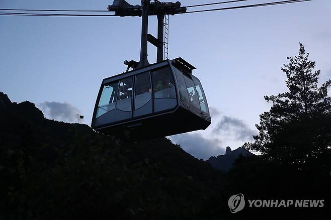 설악산 케이블카 탑승객 무사 하산 (속초=연합뉴스) 류호준 기자 = 20일 설악산 케이블카가 등산객들을 태우고 내려오고 있다.
    이날 오후 3시 56분께 강원 속초시 설악산 케이블카가 운행 중 멈추는 사고가 발생했다. 2025.7.20 ryu@yna.co.kr