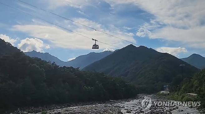 설악산 케이블카 운행 중 멈춤 사고 (서울=연합뉴스) 20일 오후 3시 56분께 강원 속초시 설악산 케이블카가 운행 중 멈추는 사고가 발생했다. 
    이 사고로 상·하행 케이블카에 타고 있던 87명이 2시간여 동안 갇혀있다 구조됐다. 2025.7.20 [독자 제공. 재판매 및 DB 금지] photo@yna.co.kr