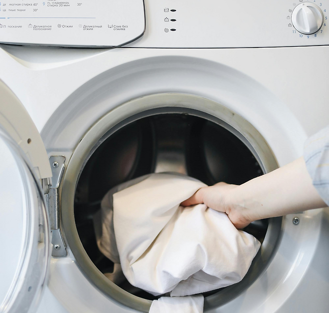 세탁기에 세탁물을 넣는손