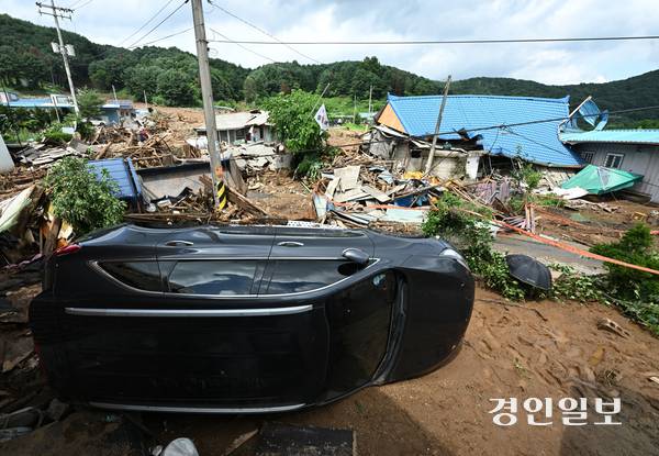 20일 새벽에 내린 집중호우로 가평군 조종면 일대에서 산사태가 발생해 자동차와 주택들이 파손되어 있다. 2025.7.20 /최은성기자 ces7198@kyeongin.com