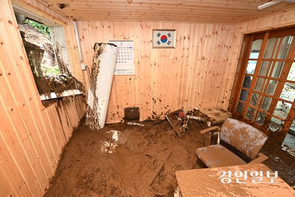 20일 새벽에 내린 집중호우로 가평군 조종면 일대에서 산사태가 발생해 토사가 흘러내려 집 내부까지 흘러들어온 모습. 2025.7.20 /최은성기자 ces7198@kyeongin.com