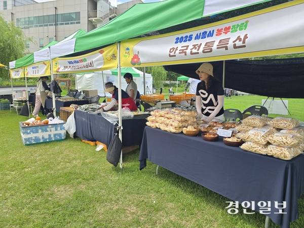 시흥시 연꽃테마파크에 마련된 농부장터. 2025.7.5 시흥/김성주기자 ksj@kyeongin.com