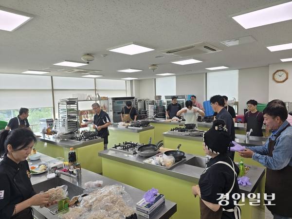 시흥시 농업기술센터에서 열린 요리강좌에 참석자들이 요리를 하고 있다. 2025.7.5 시흥/김성주기자 ksj@kyeongin.com