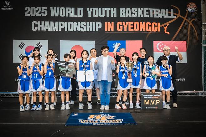 21일 막을 내린 'W.Y.B.C' 대회 여자부서 우승한 후카이 리틀페이퍼 선수단이 전영관(사진 앞줄 오른쪽에서 5번째) 대회 조직위원장과 함께 기념사진을 찍고 있다. 사진=W.Y.B.C 대회 조직위원회