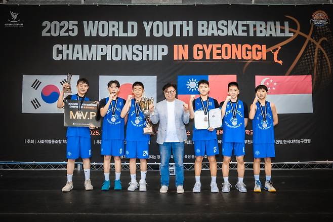 21일 막을 내린 'W.Y.B.C' 대회 남자부서 우승한 명지중 선수들이 전영관 대회 조직위원장과 함께 기념사진을 찍고 있다. 사진=W.Y.B.C 대회 조직위원회