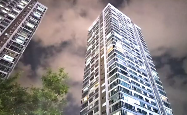 ㅂ송도 한 아파트 단지에서 총기 사고로 추정되는 신고가 접수돼 경찰과 소방이 현장 대응에 나섰다. [사진=독자 제공]