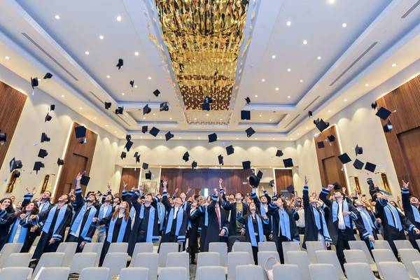 아제르바이잔 바쿠 현지 졸업식에 참석한 인하대-바쿠공대 공동학위 졸업생들이 학사모를 던지며 자축하고 있다. 2025.7.17 [사진=인하대학교]