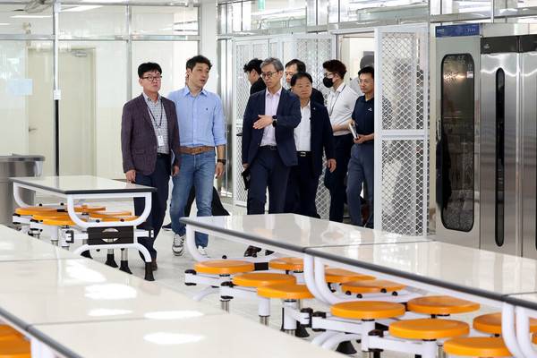 지난해 8월 인천시의회 교육위원회 의원들이 연수구 송빛초등학교를 방문해 개교 전 설비·운영 준비 상황을 점검하고 관계자들과 함께 학생 안전과 교육환경 개선 방안을 논의했다.