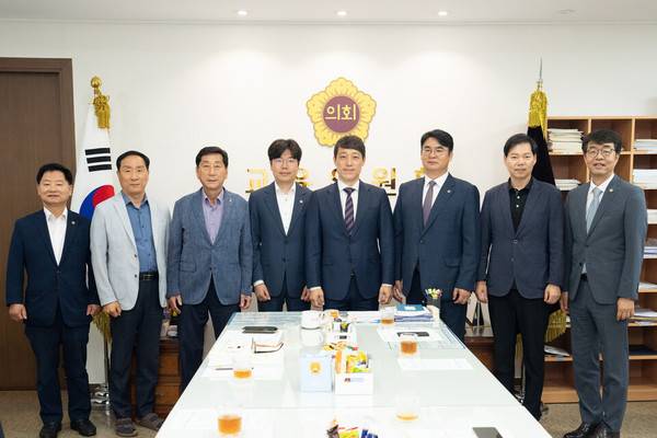 한자리에 모인 인천시의회 교육위원회 의원들.