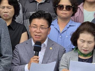 김민수 도의원이 박정현 군수 폭행 관련, 성명서를 내고 즉각적인 수사를 촉구하고 있다.
