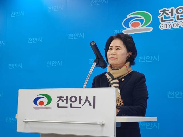 브리핑을 하고 있는 김행금 천안시의장. 충청투데이 DB