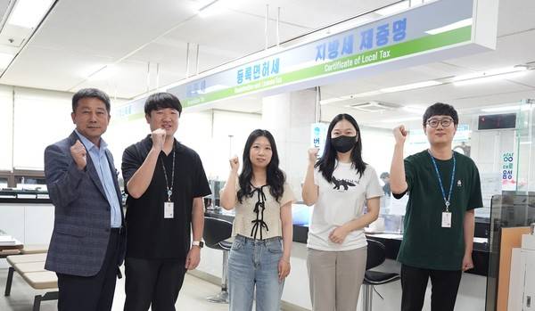 ▲ 음성군 세정과 원숭이띠 직원들이 친절 세무 행정을 다짐하며 파이팅을 외치고 있다. 왼쪽부터 강연수 과장과 박준영, 박수진, 정설희, 김기훈 주무관. 음성군 제공