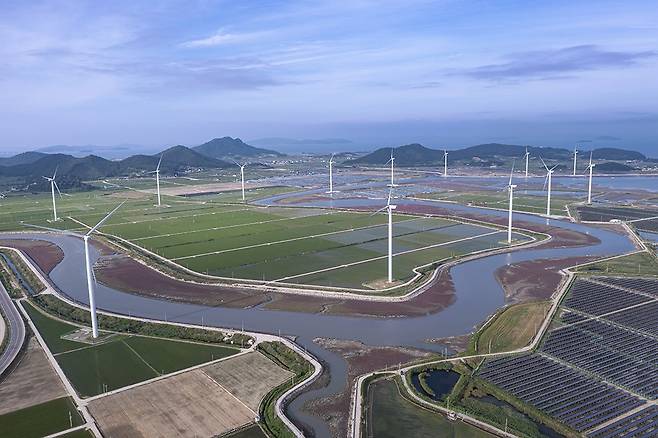 영광군 백수읍 하사리 바닷가 인근에 조성된 해상풍력단지와 태양광발전시설.<영광군 제공>