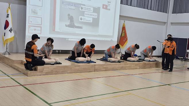 흥소방서 다목적강당에서 대원들이 심폐소생술(CPR), 하임리히법 등 응급처치 훈련을 받고 있다. /장흥군 제공