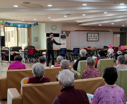 김현승 전자음악단 '가락' 디렉터가 요양시설을 찾아 재능기부를 하고 있는 모습.