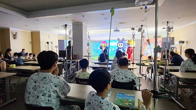 광주기독병원이 최근 건강보험심사평가원 광주전남본부와 함께 원내 의사교육실에서 어린이 환자를 위한 특별한 인형극을 개최했다. /광주기독병원 제공