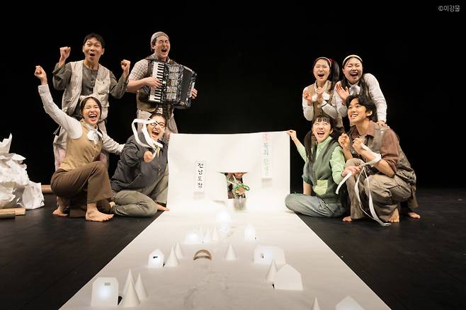연극 '시간을 칠하는 사람' 공연 모습.