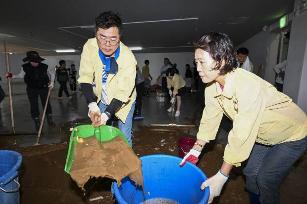 더불어민주당 당 대표 선거에 나선 박찬대 후보가 21일 광주 수해 현장인 서구의 한 가구백화점을 찾아 복구 작업하고 있다.  /김진수 기자 jeans@