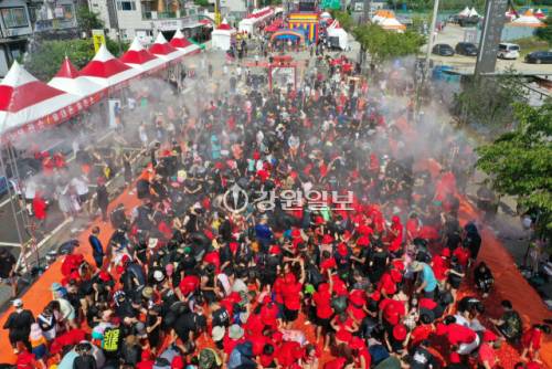 ◇화천토마토축제가 오는 8월1~3일 사내면 문화마을 일대에서 열린다. 사진은 지난해 토마토축제에서 진행된 ‘황금반지를 찾아라’ 이벤트 모습.