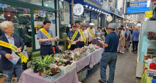 ◇횡성경찰서(서장:김희빈)는 21일 횡성전통시장 일원에서 경찰발전위원회, 안보자문협의회, 자율방범대 등 유관단체와 함께