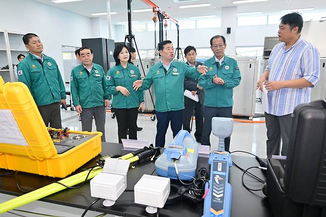 울산시의회 행정자치위는 21일 울산국가산단 통합안전관리센터를 방문, 현안 사업의 현장 목소리를 청취하고 센터 운영 현황을 확인했다. 울산사의회 제공