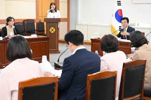 지난 18일 열린 착수 보고회에서 조규일 진주시장이 말하고 있다. / 진주시