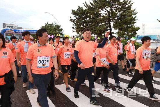 ▲ 지난 19일 울산 동구 일산해수욕장에서 열린 울산조선해양축제에서 김종훈 동구청장과 박경옥 동구의회 의장 등 내빈과 지역 주민들이 나이트런에 참여하고 있다. 울산 동구청 제공