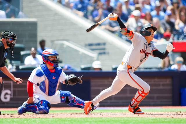 샌프란시스코 자이언츠의 이정후가 21일 캐나다 온타리오주 토론토에서 열린 MLB 토론토 블루제이스와의 경기 도중 적시타를 때리고 있다. 연합뉴스