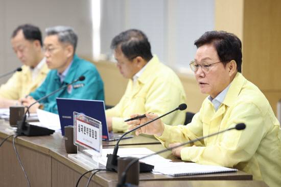 박완수 지사가 21일 열린 실국본부장회의에서 많은 양의 비가 집중된 것은 과거에 없던 일 이라며 재난 대응 방식도 근본적을 개선할 필요성이 있다고 강조했다. 사진=경남도