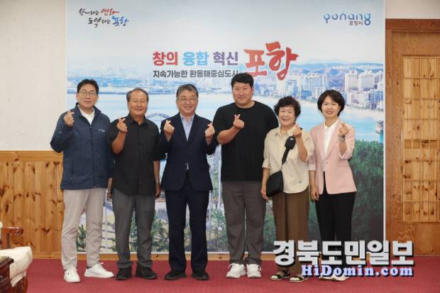 장상길 포항 부시장 등이 유튜버 흥삼이네와 향후 시정 홍보 활동 협력 강화 방안을 논의한 후 기념촬영을 하고 있다. 사진=포항시 제공