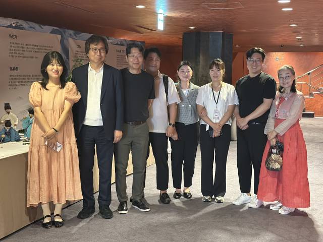 국립부산국악원의 무용극 '춤, 조선통신사 유마도를 그리다’와 연계해 ‘한지, 조선통신사를 그리다’를 전시한 부산문화재단 오재환(왼쪽에서 두 번째) 대표이사 등 임직원과 문미순(맨 오른쪽) 작가 모습. 요코하마(일본)=김은영 기자 key66@