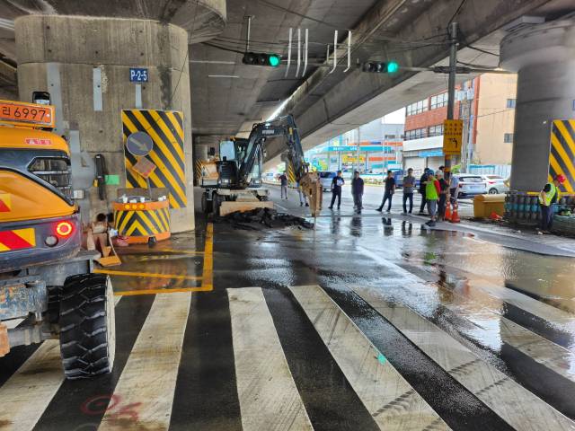 부산 사상구 새벽시장 앞 교차로 일대 누수 장면. 독자 제공